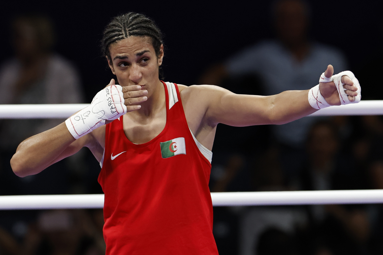 La boxeadora argelina Imane Khelif ha sido centro de la polémica en los Juegos de París.  