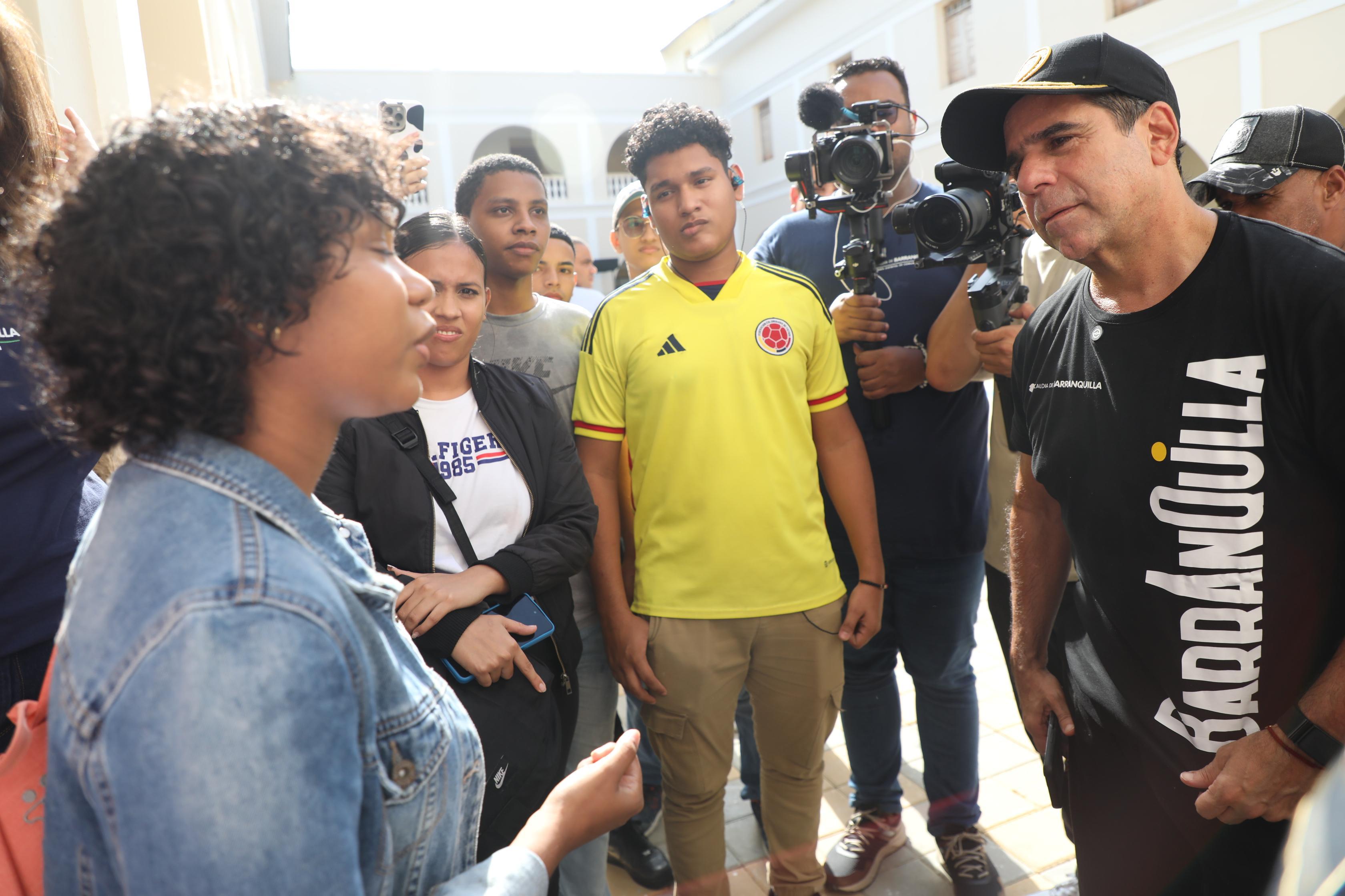 El alcalde Alex Char atendiendo las inquietudes de los estudiantes.