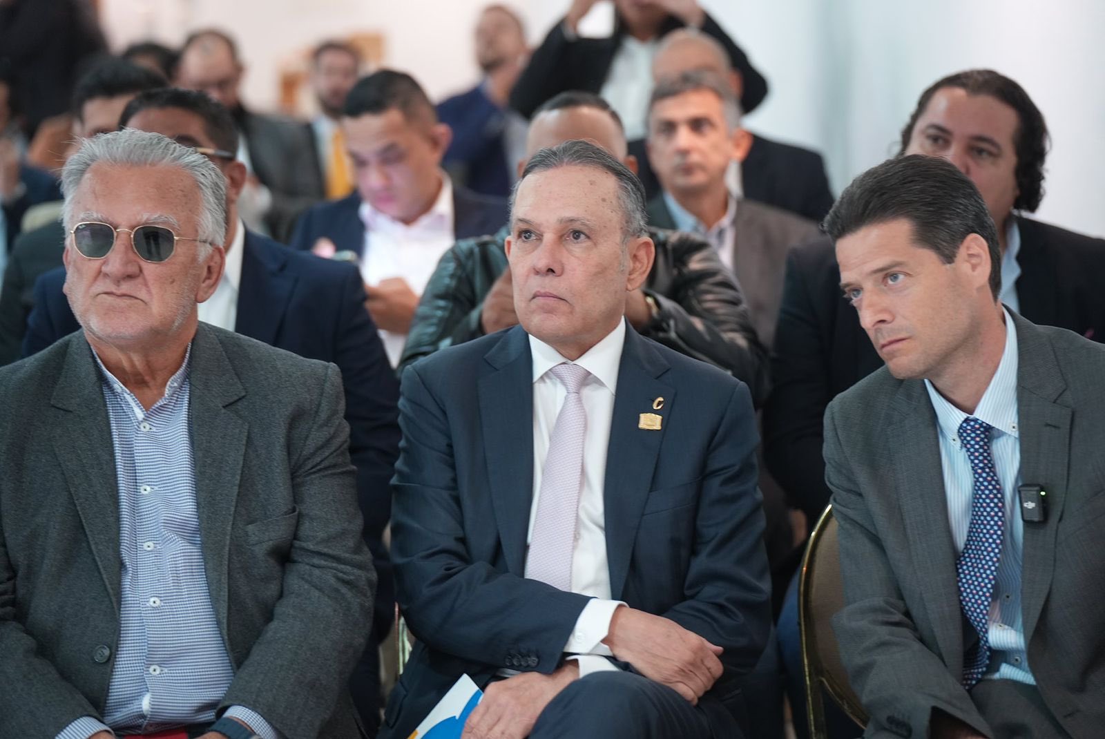 El Superservicios Dagoberto Quiroga, el presidente del Senado, Efraín Cepeda, y el senador Mauricio Gómez.