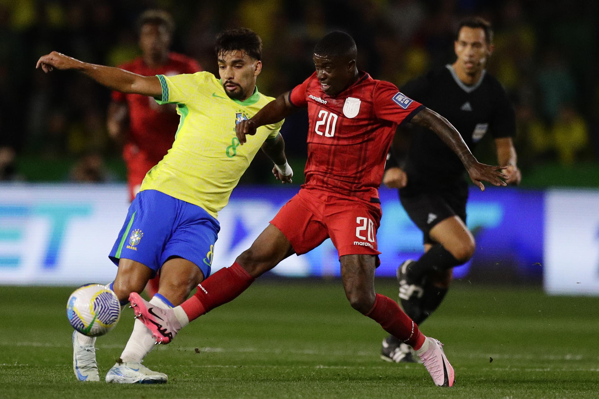 Lucas Paquetá, de Brasil, disputa un balón con Jhegson Méndez.