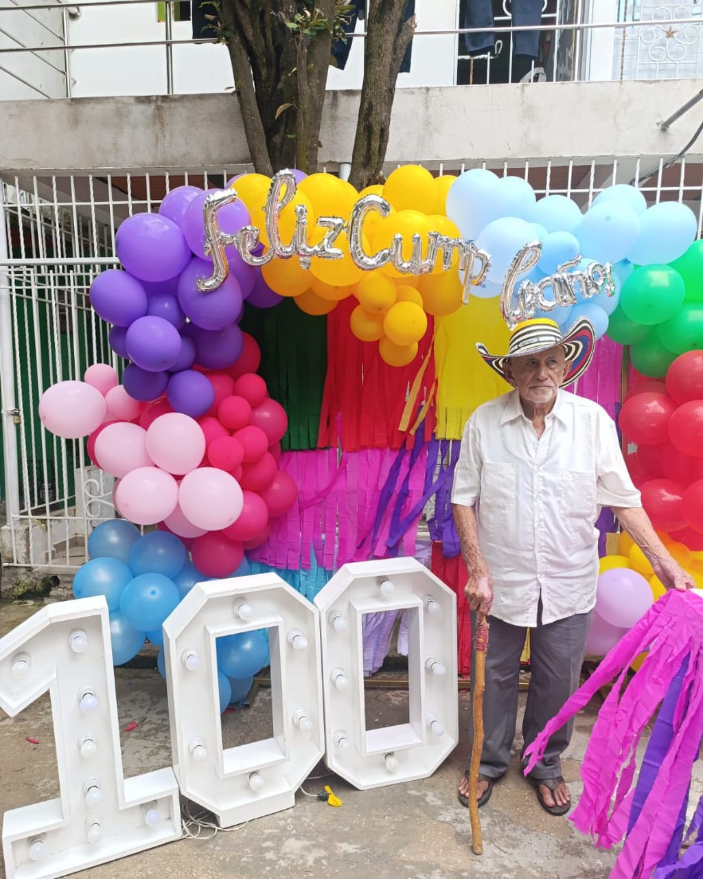 Juan Alberto Alfaro Castellar disfrutando de su cumpleaños en el barrio 7 de abril.