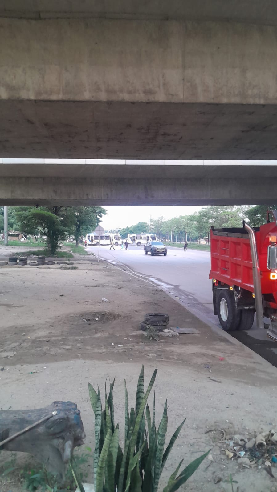 Bloqueo en la Circunvalar a la altura del puente de la calle Murillo.