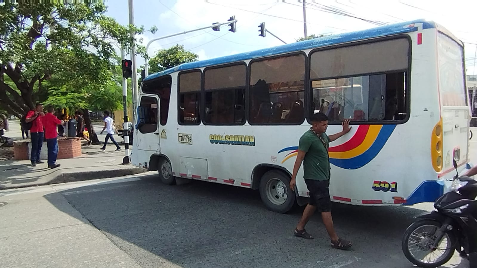 Buseta de Cooasoatlan bloqueando en la calle Murillo con carrera 1, altura de Metrocentro. 