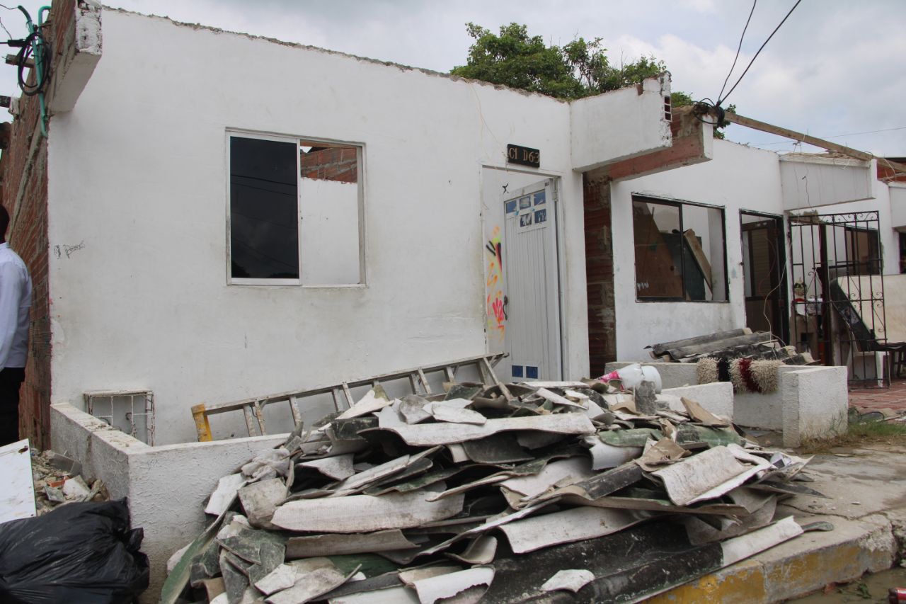 Casa afectada por fuertes brisas.