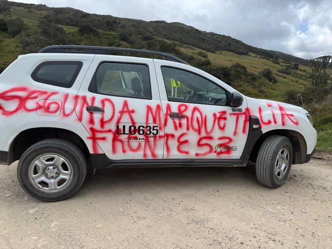 Fotografía de la camioneta blanca pintada con grafiti este miércoles.