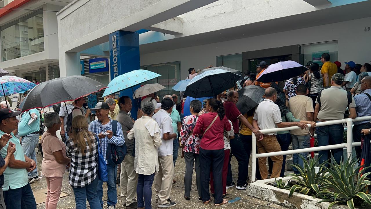 Las largas filas de en la sede de Colpensiones de la calle 82, en el norte de Barranquilla. 