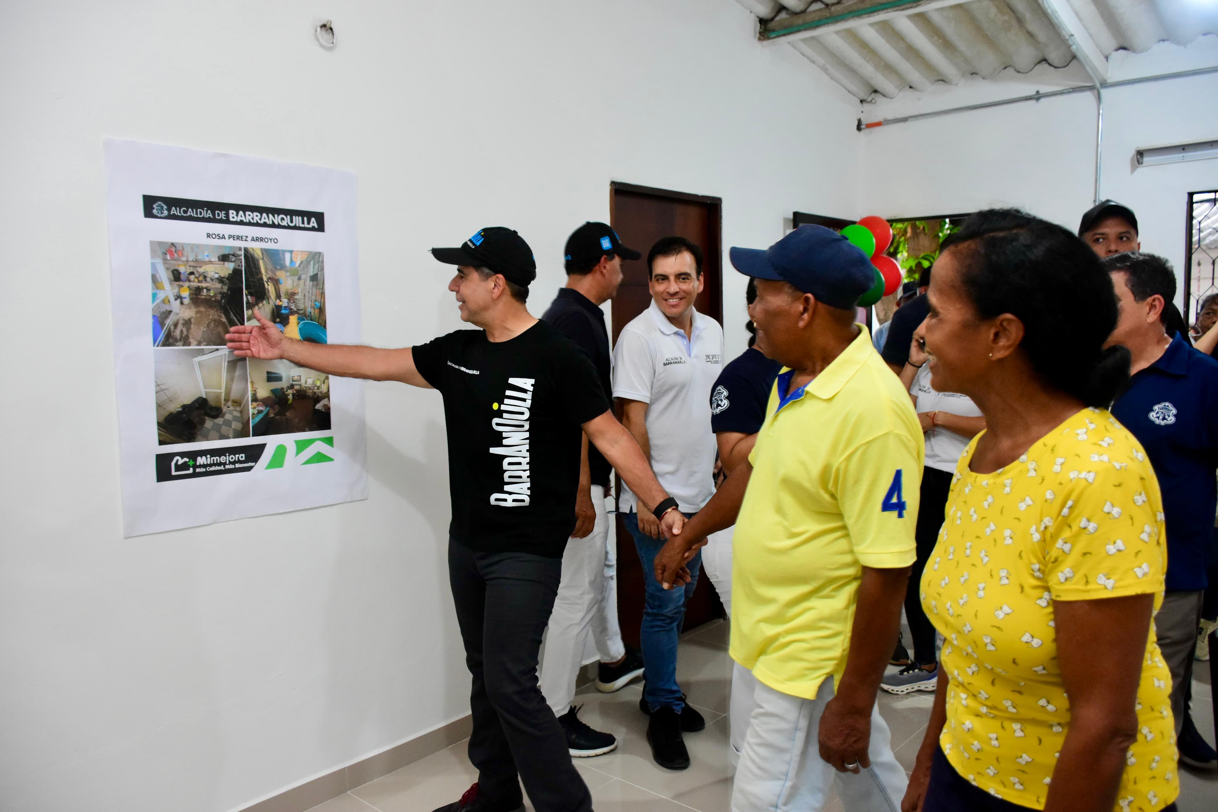 Alejandro Char con una de las familias beneficiadas.