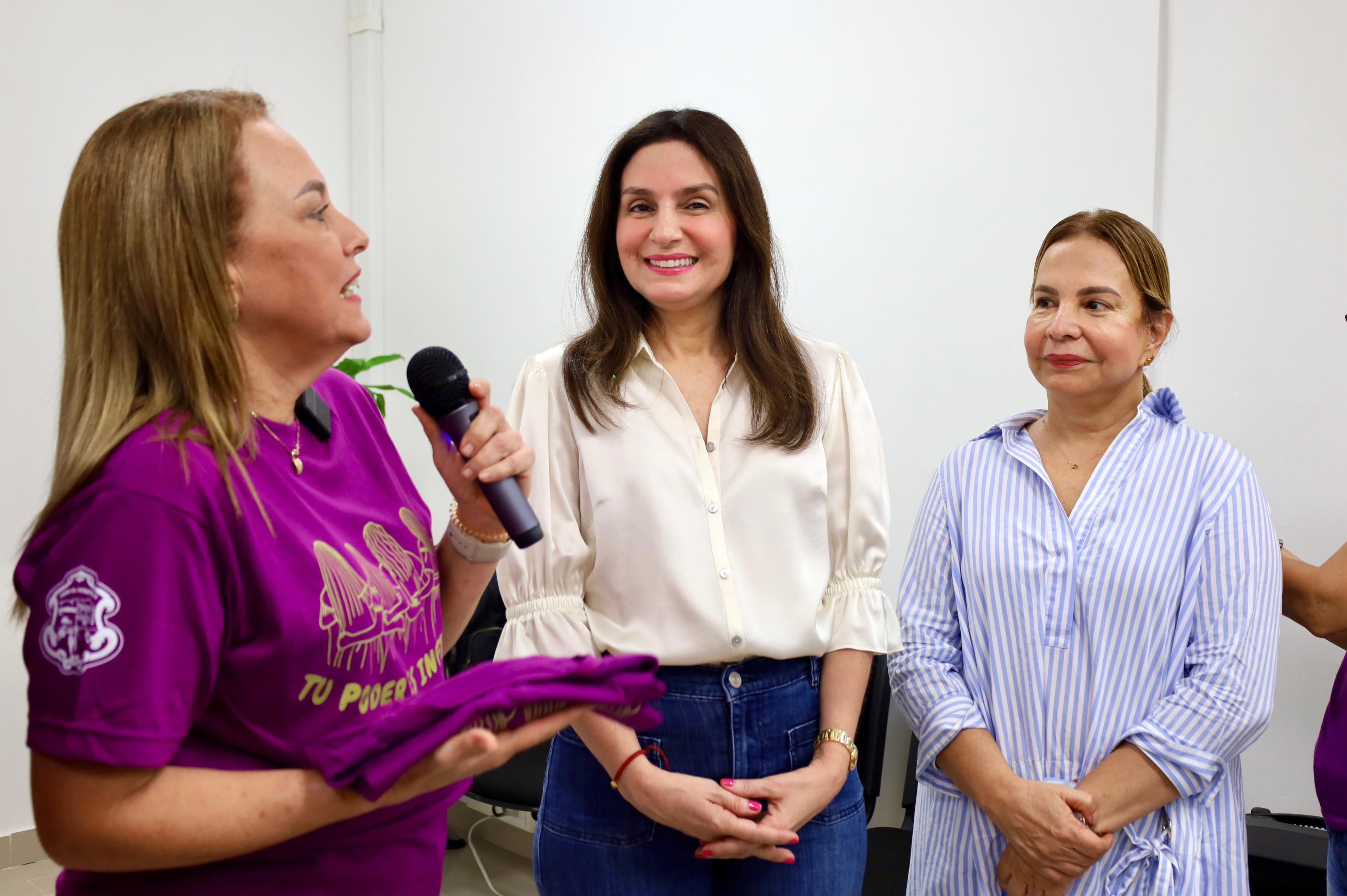 Katia Nule, primera dama, y Helda Marino Mendoza, jefe de la Oficina de la Mujer, Equidad y Género.