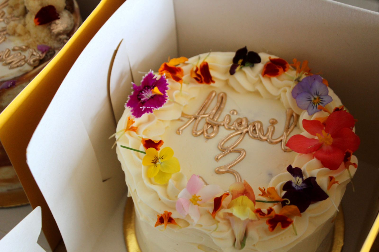 Torta artesanal personalizada con flores comestibles o naturales y el mensaje favorito del cliente.