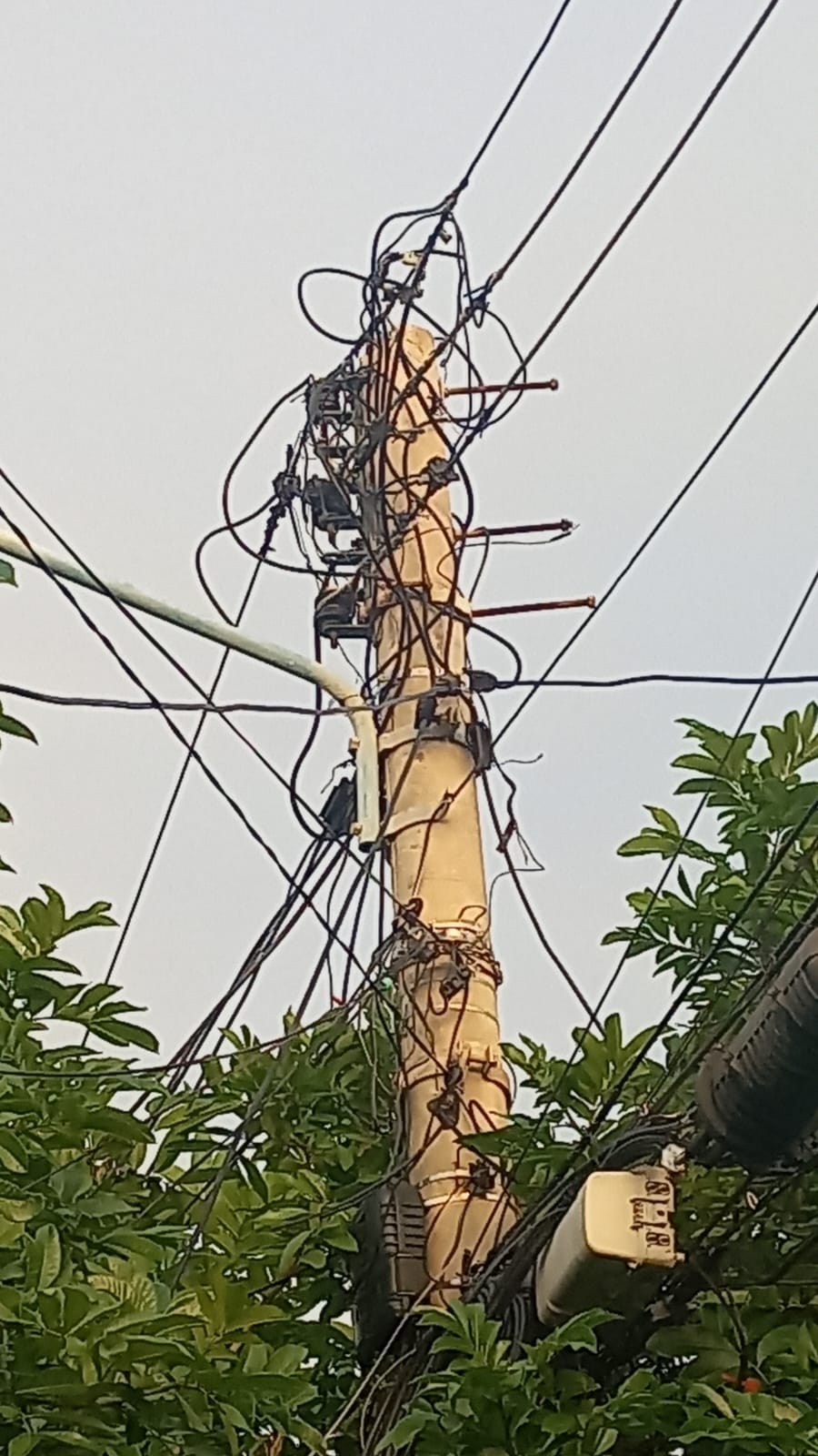 Poste donde se origina la falla de energía a la vivienda, en Las Moras. 