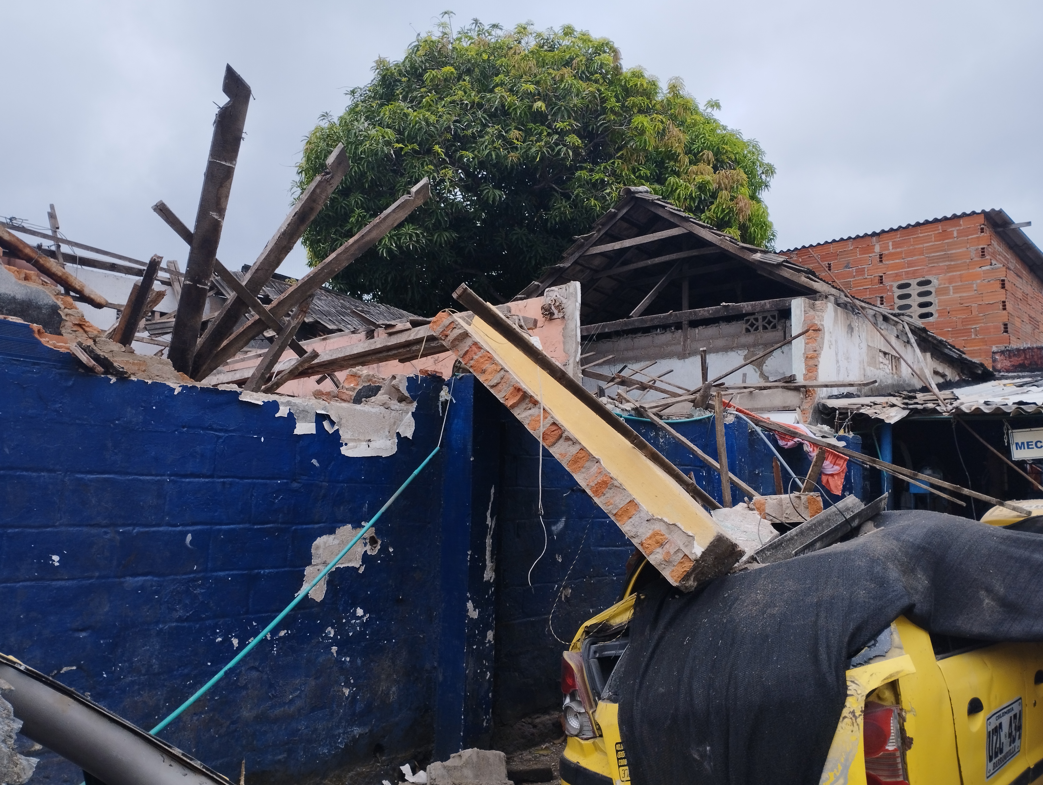 Un parqueadero contiguo resultó afectado.