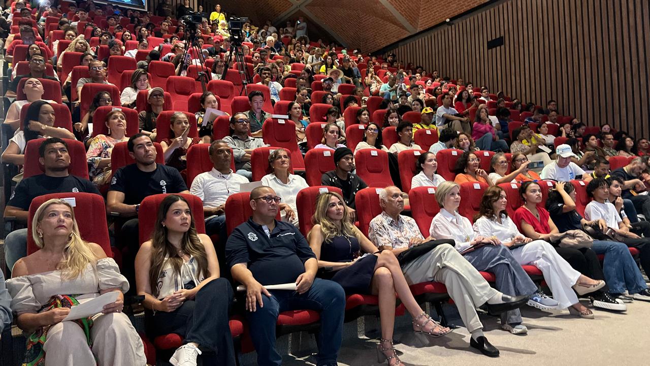 Secretario de cultura de Barranquilla, Juan Ospino, junto a los ponentes. 