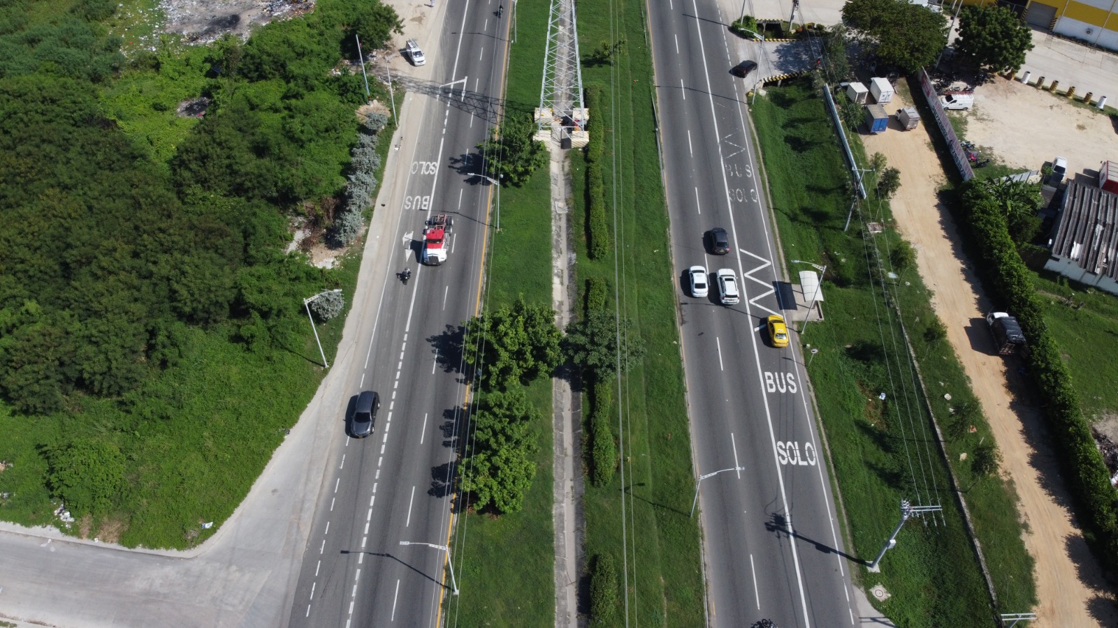 Panorámica de los carriles 'Solo Bus' en la Avenida Circunvalar.