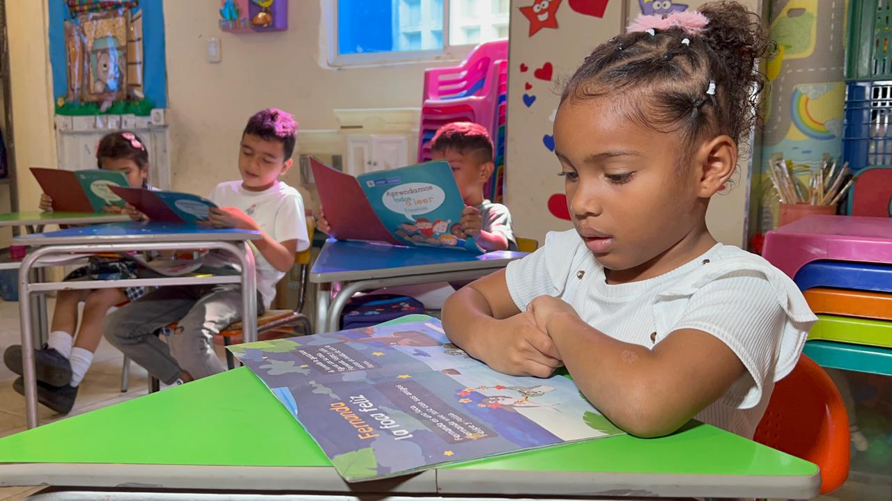 Estudiante leyendo en aula de clases de IED La Concepción.