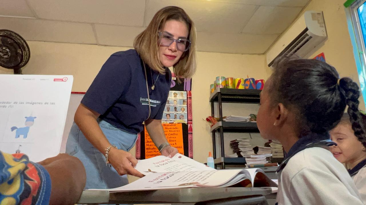 Personal de la Secretaría de Educación presente en aulas de clase.