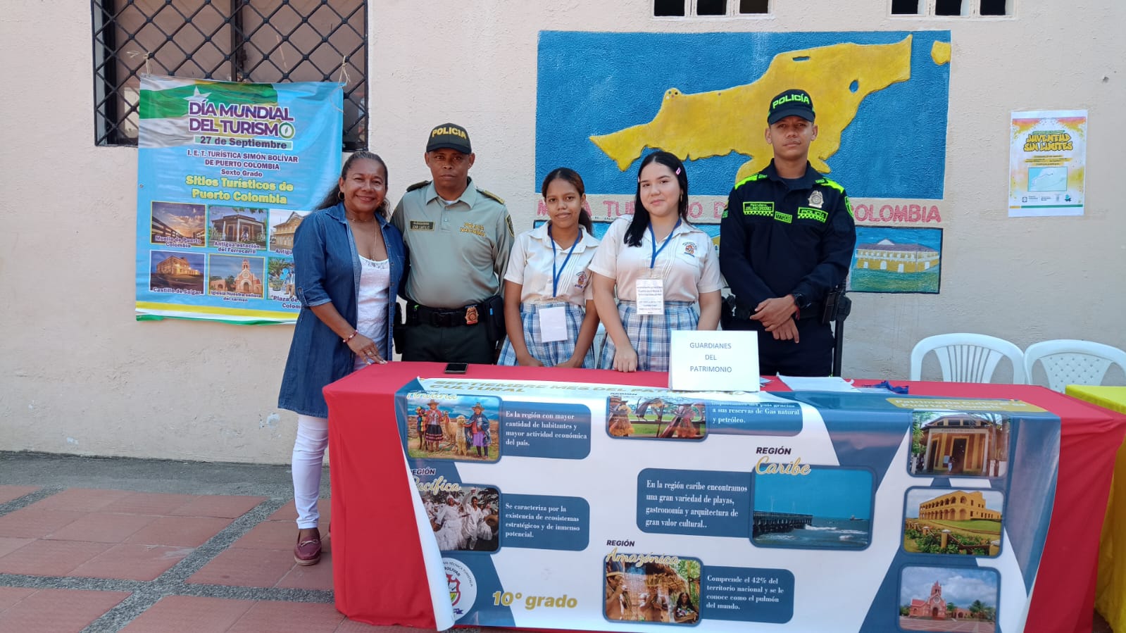 Docente Erika Mendoza junto a estudiantes en actividades por el mes del turismo. 