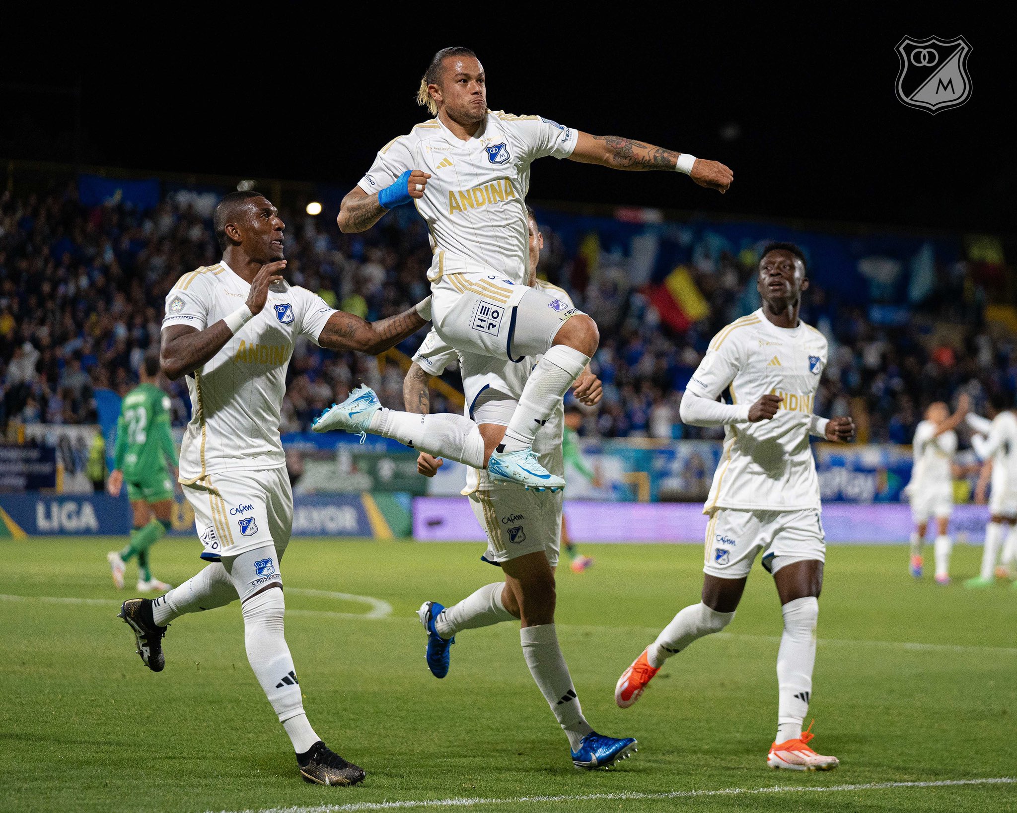 Leonardo Castro festeja el primer gol de Millonarios contra La Equidad. 