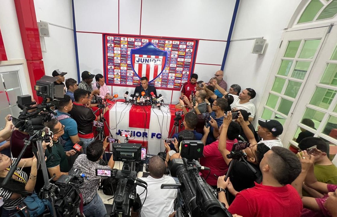 El hacinamiento en la sala de prensa donde fue presentado Farías.