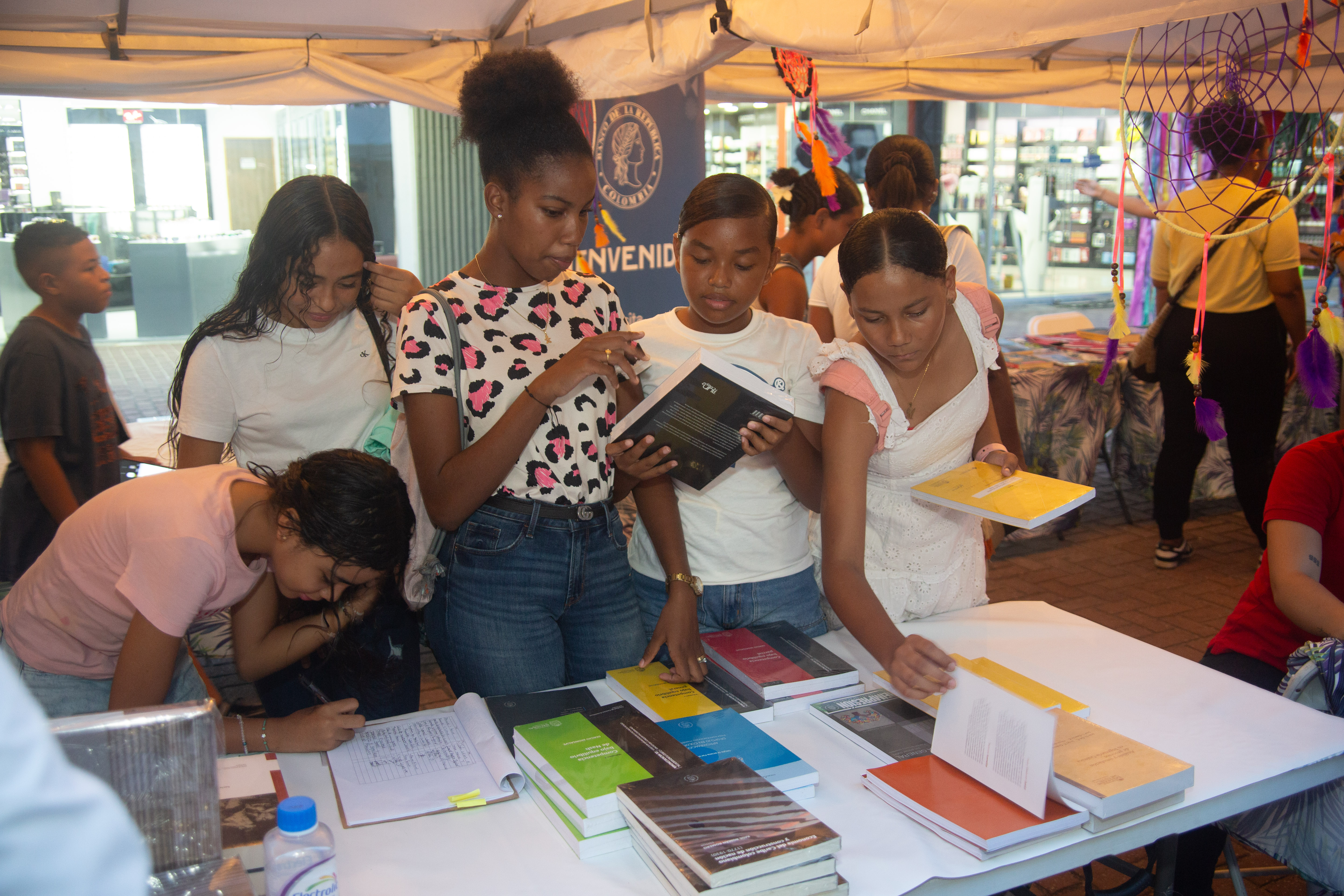 Visitantes en la Carpa Literaria.  