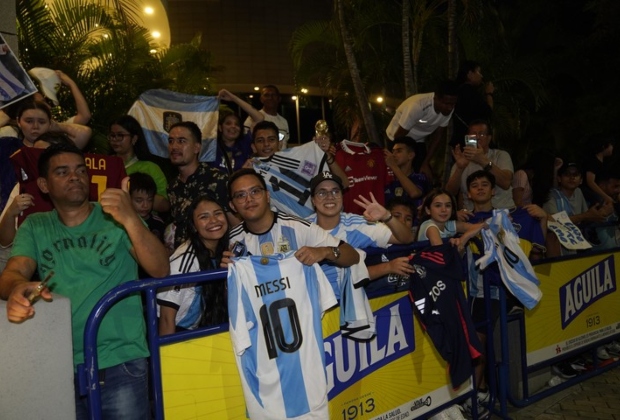 Hinchas colombianos de la Selección Argentina