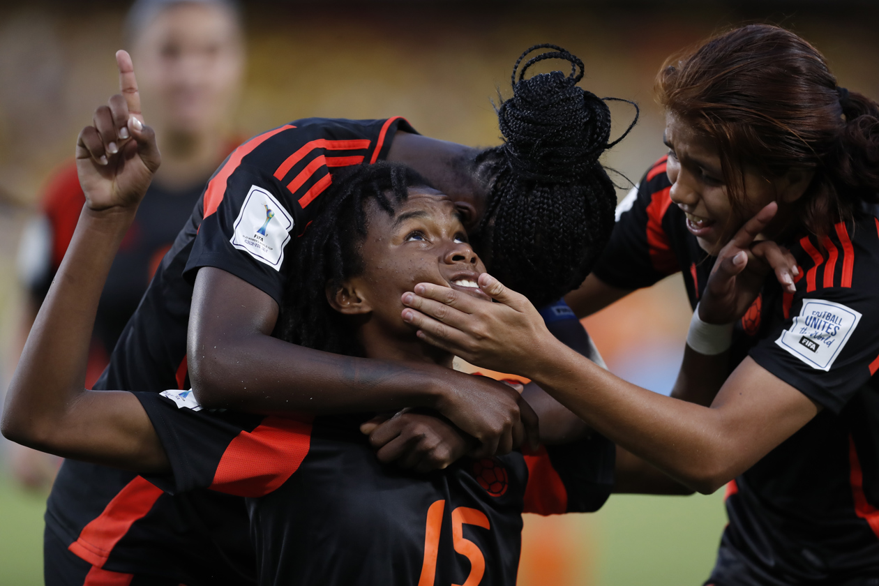 Karla Torres festeja el segundo gol colombiano con Linda Caicedo y Gabriela Rodríguez.