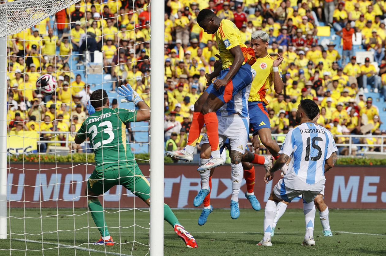 Yerson Mosquera marca de cabeza el gol que puso arriba a Colombia sobre Argentina.