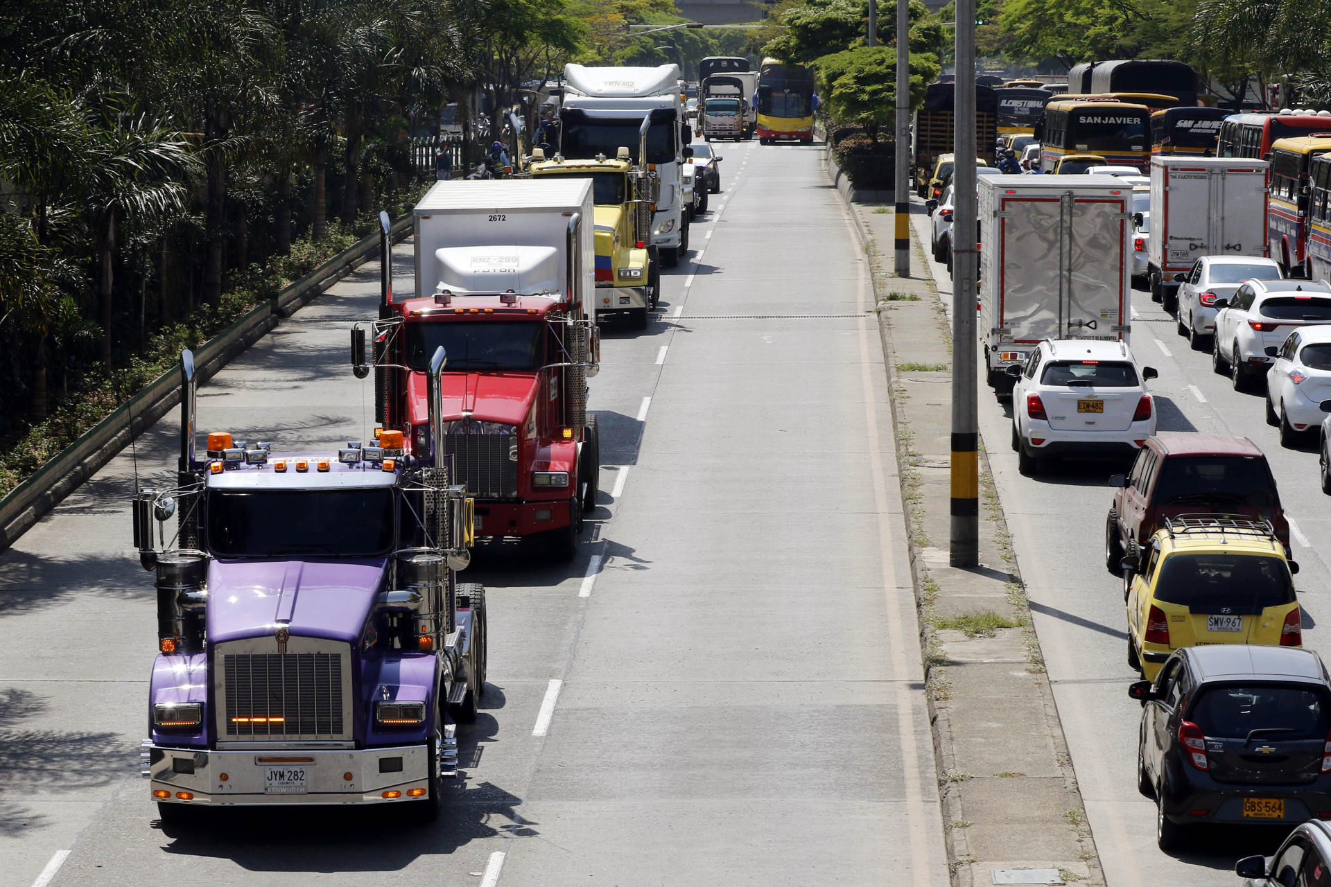 Paro de camioneros llegó a su cuarto día.