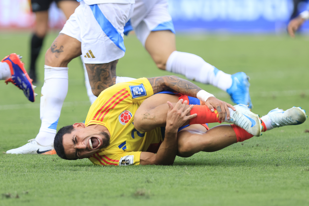 Daniel Muñoz tras ser derribado dentro del área por Otamendi.