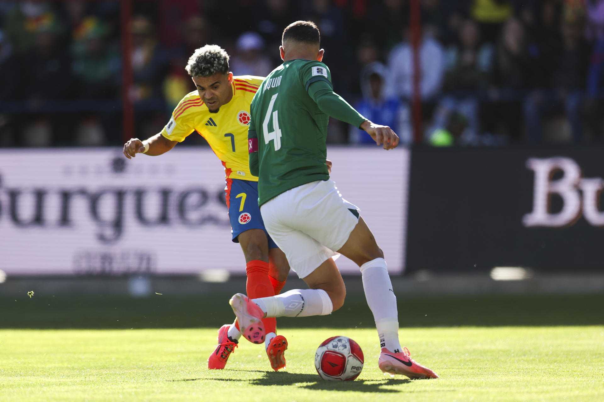 Luis Díaz en acción de juego ante Luis Haquín.