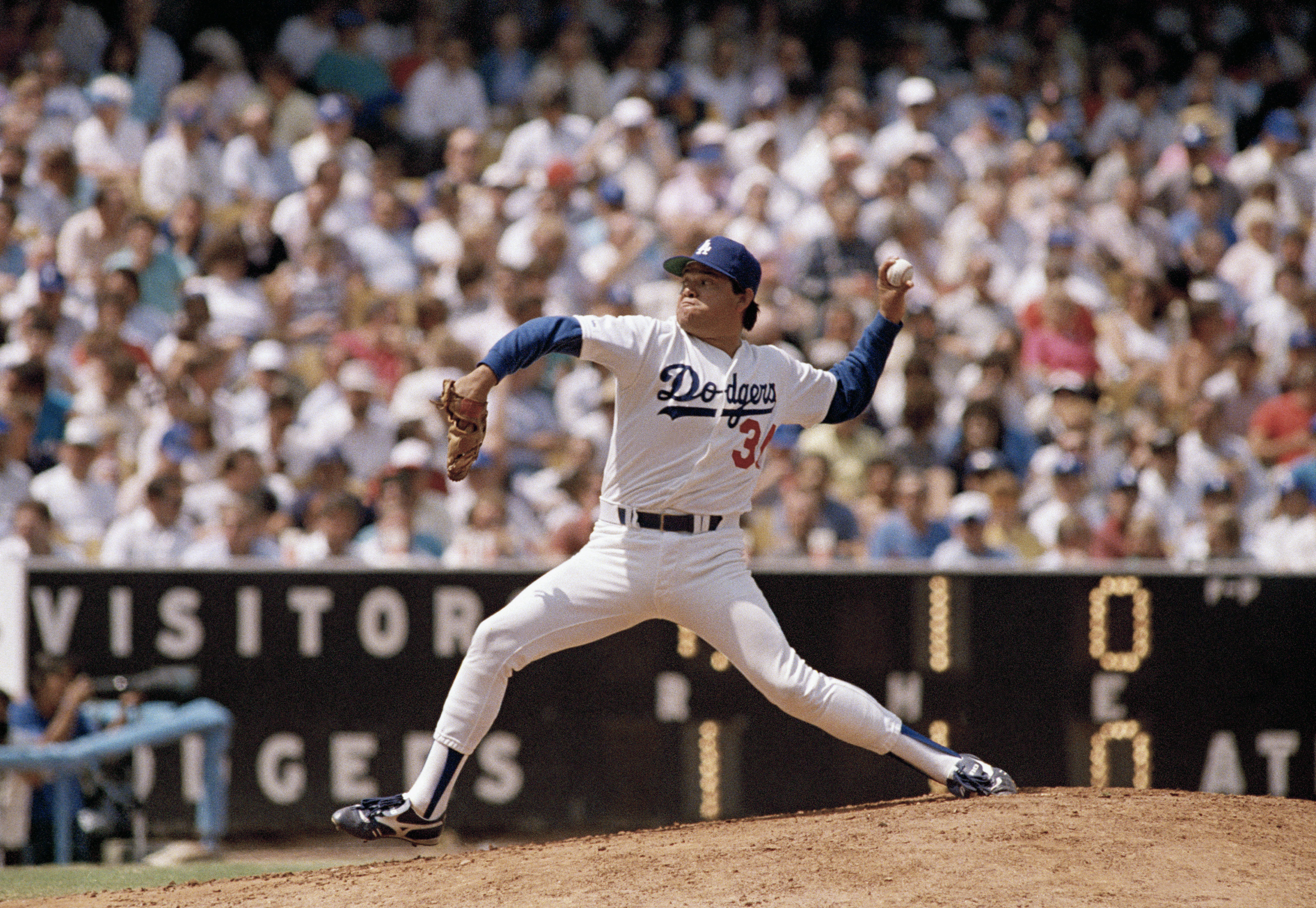 Valenzuela en su época de lanzador con los Dodgers. 