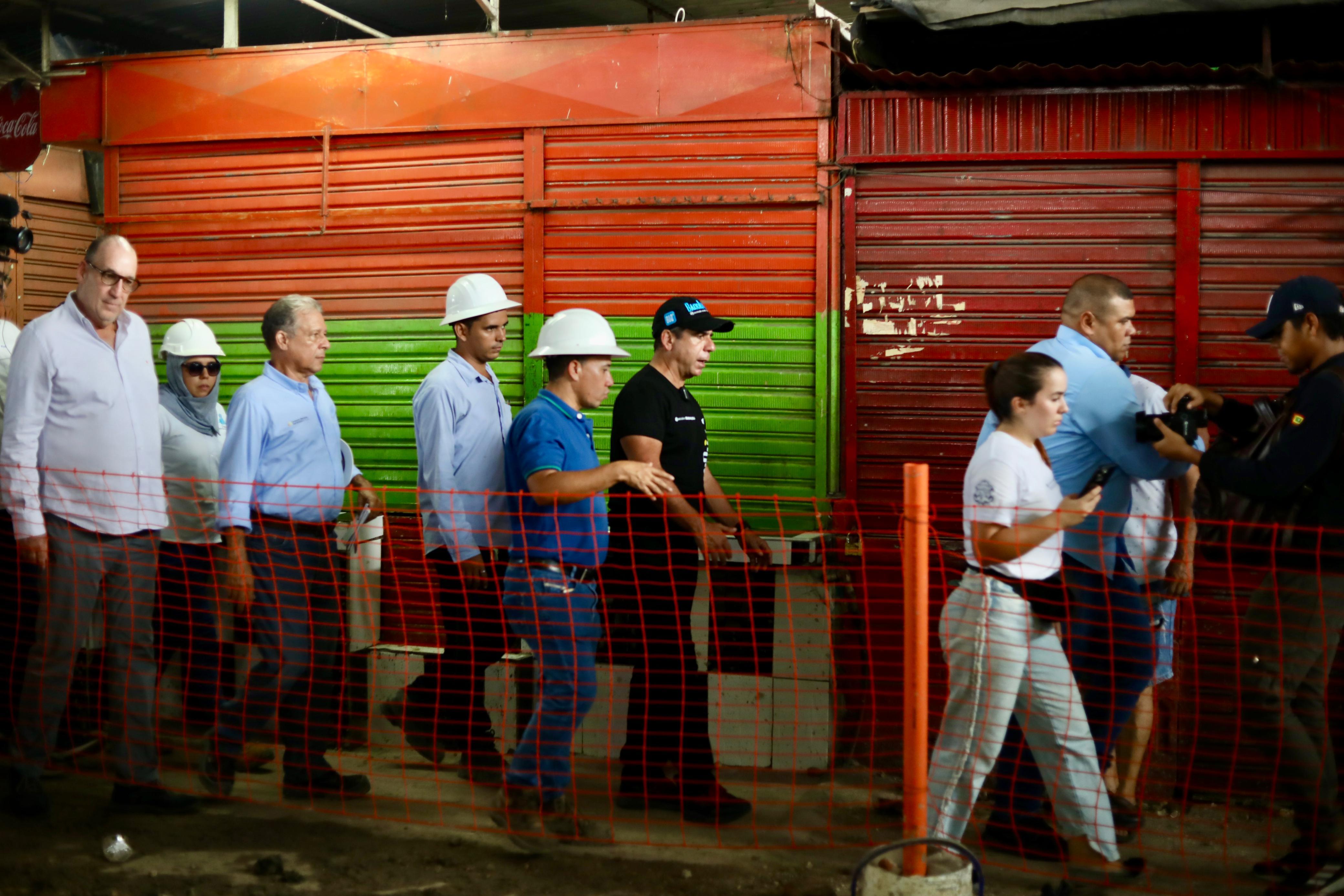 El Alcalde de Barranquilla, Alex Char, inspeccionando las obras.