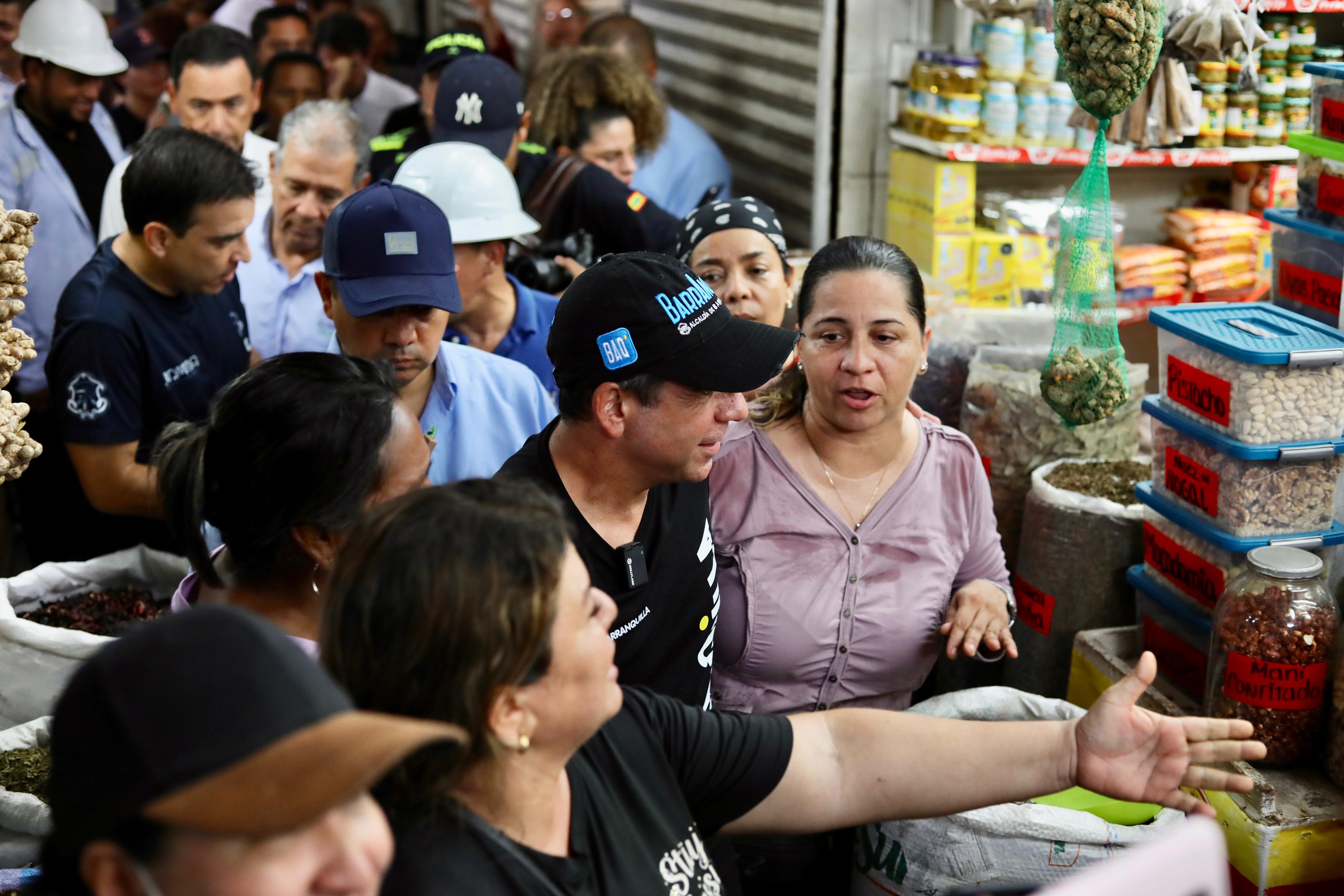 El Alcalde de Barranquilla, Alex Char, con los comerciantes.