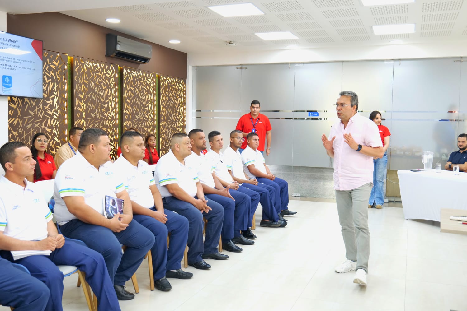 Alfredo De León Moreno, Gerente General de Expreso Brasilia, durante el acto de bienvenida al programa de formación.