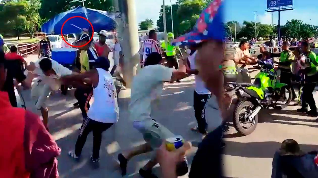 Imágenes de la golpiza que barristas le propinaron a un hincha, a las afueras del estadio.