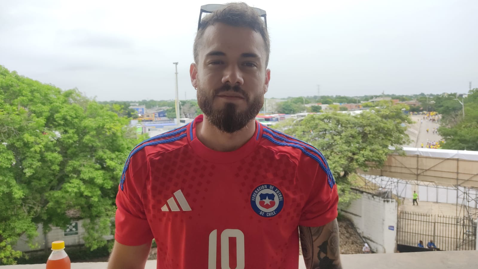 El antioqueño Luca Santín está apoyando a la Selección chilena. 