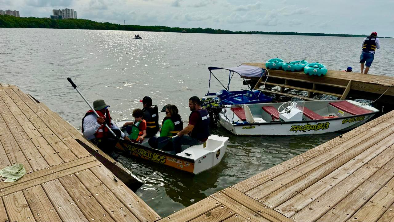 Personas movilizándose por el río Magdalena. 