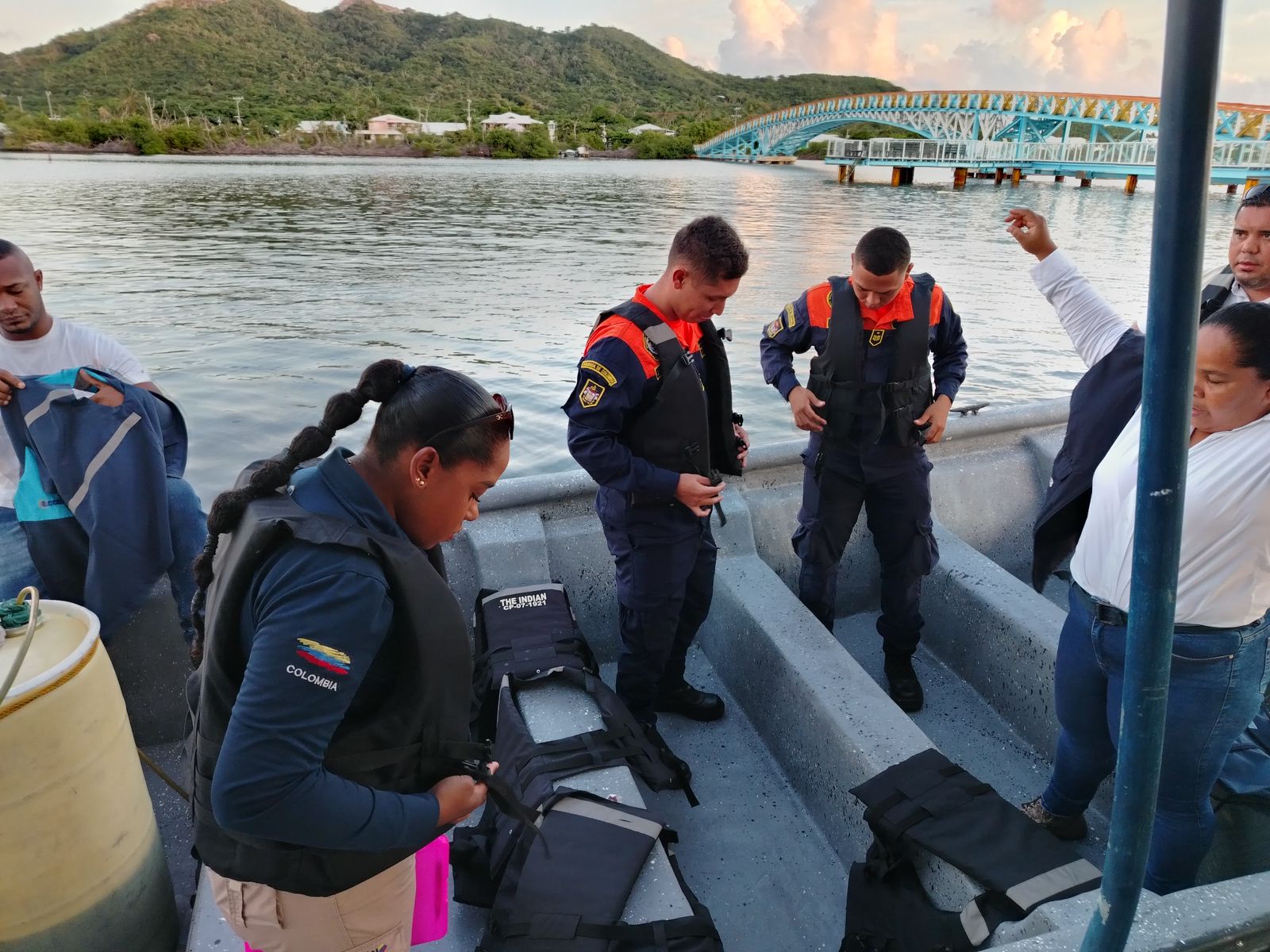 Funcionarios de Migración Colombia y la Dimar en el crucero.