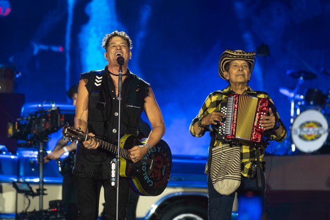 El acordeonero Egidio Rafael Cuadrado junto a Carlos Vives. 