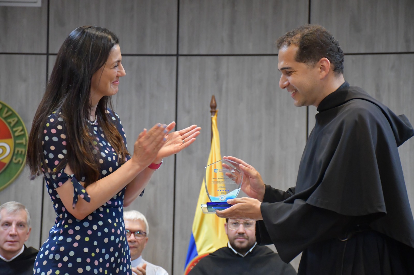 Entrega del reconocimiento.