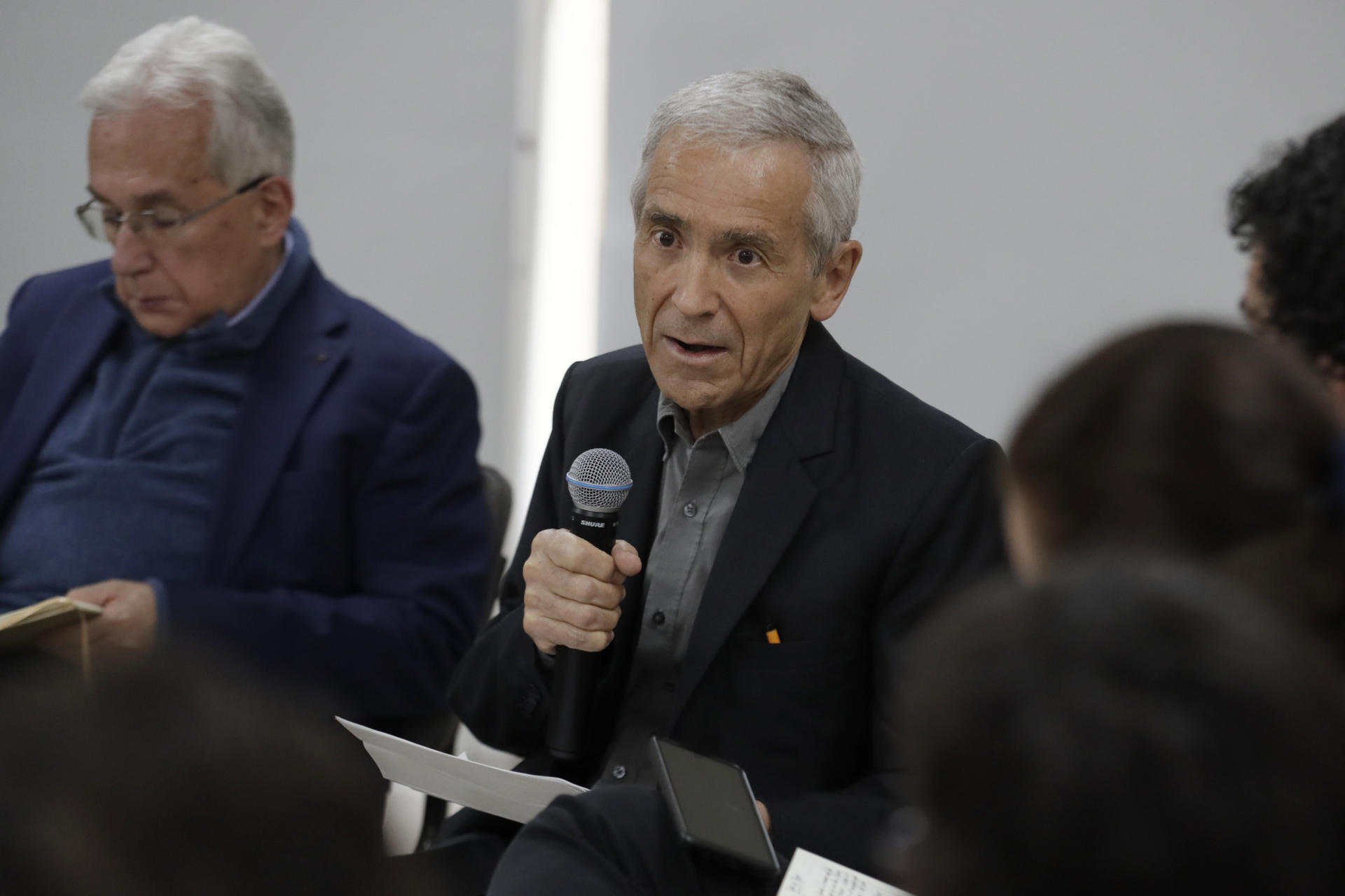 El sacerdote jesuita Francisco de Roux dio una rueda de prensa en Bogotá.