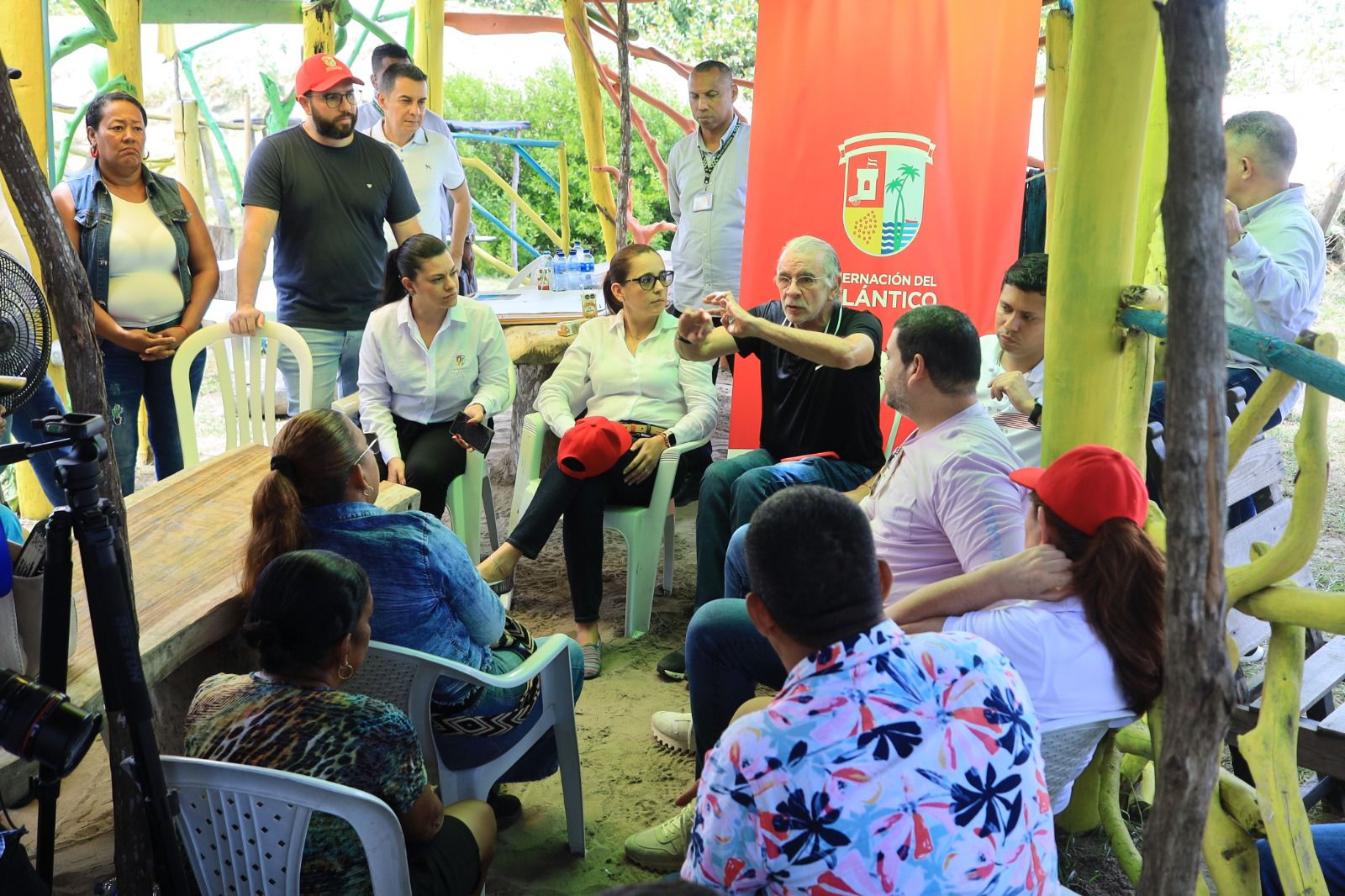 El gobernador Eduardo Verano con la comunidad de Piojó.