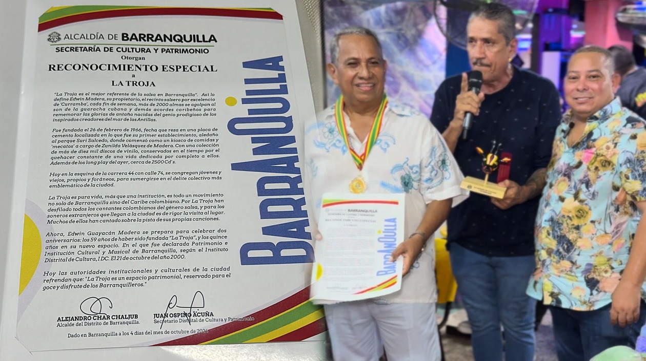 Reconocimiento al fundador y propietario de La Troja Edwin Madera por parte del Secretario de Cultura Juan Carlos Ospino. Los acompaña Edgar Blanco, presidente del Carnaval de la 44.. 