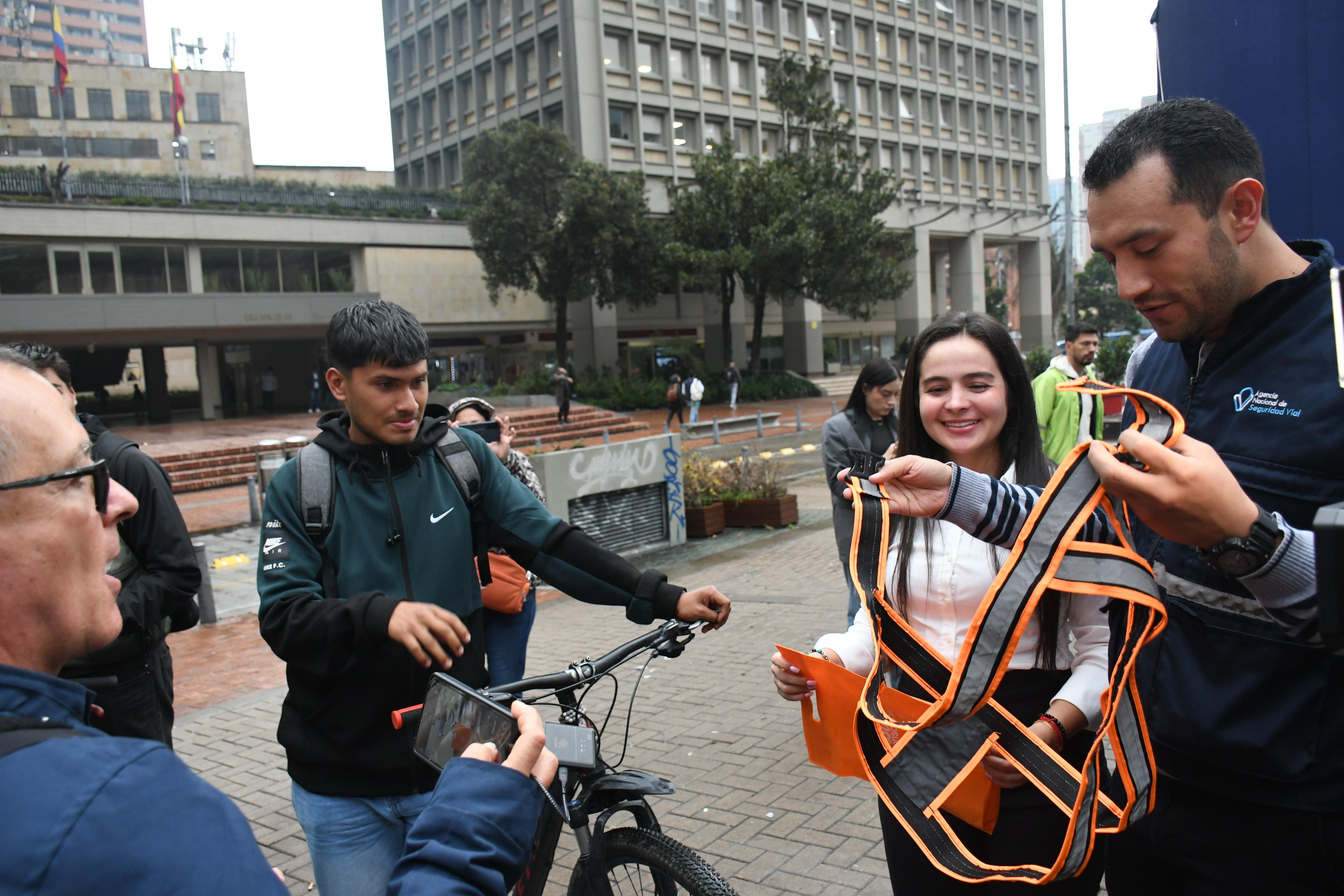 Mariantonia Tabares Pulgarín, directora de la ANSV, junto a ciclistas.