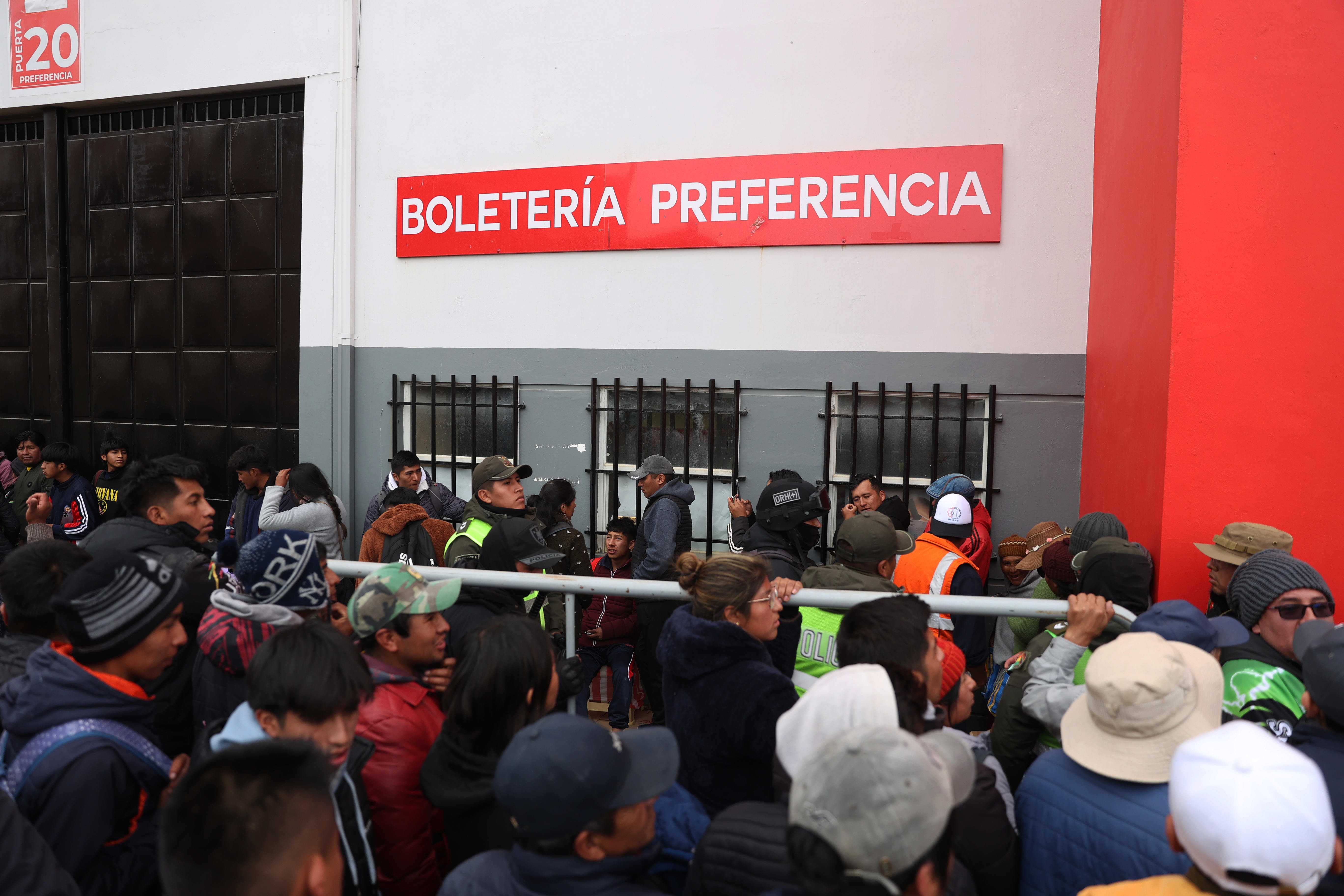 Los aficionados formaron largas filas en las taquillas del estadio. 