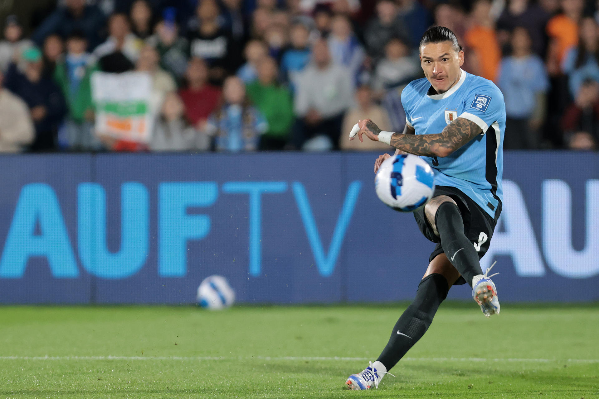 Darwin Núñez, de Uruguay, patea un balón ante Ecuador.