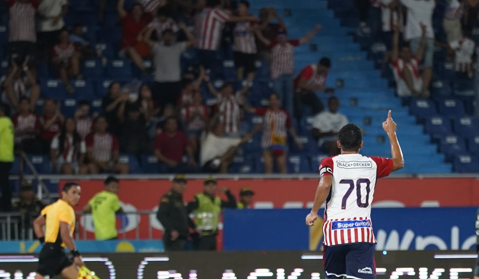 Carlos Bacca corre a festejar su gol hacia la tribuna oriental.