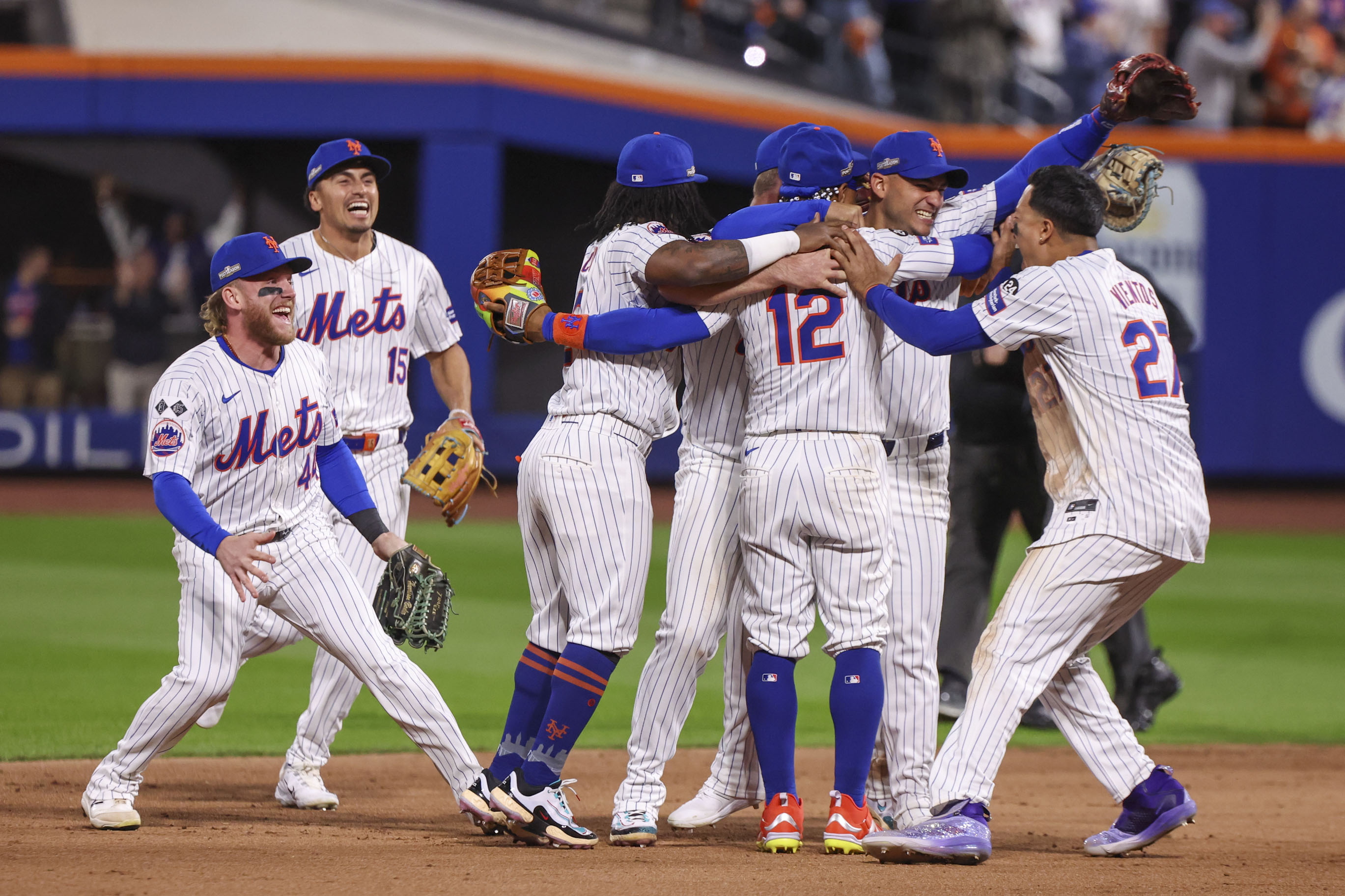 Los peloteros de los Mets celebran tras finalizar el juego en el Citi Field.