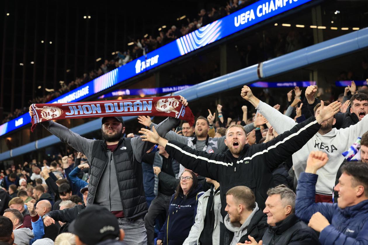 El colombiano se ha convertido en uno de los jugadores preferidos de los hinchas del Aston Villa. 