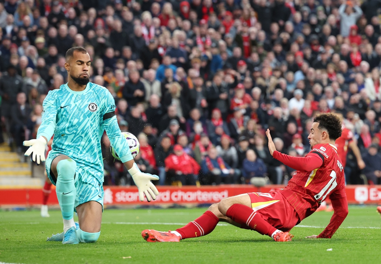 Curtis Jones en la acción en la que marcó el gol del triunfo del Liverpool.