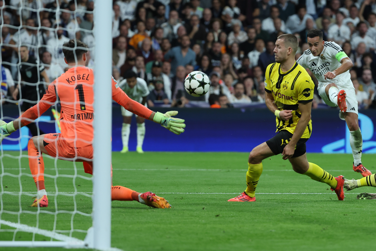 Lucas Vázquez remata a la portería del Dortmund para el tercer gol del Real Madrid.